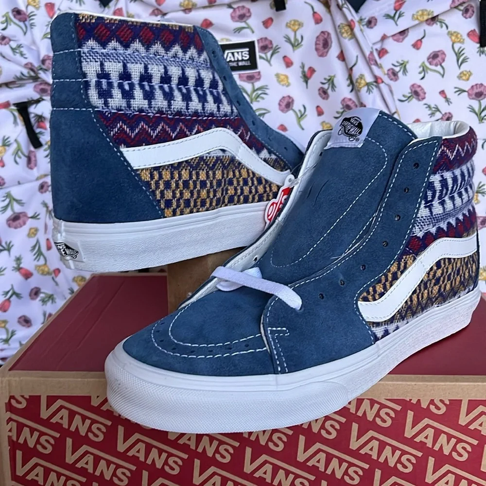 Vans Men’s Sk8-Hi
Fair Isle Blue/Multi
VN0A7Q5NBER
Sneakers - Picture 9 of 16